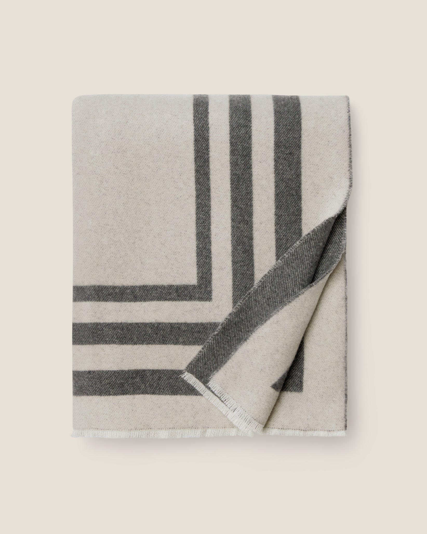 PRATESI_ECOMM_FALL25_TRE-RIGHE_THROW_CHARCOAL_SILO_v2